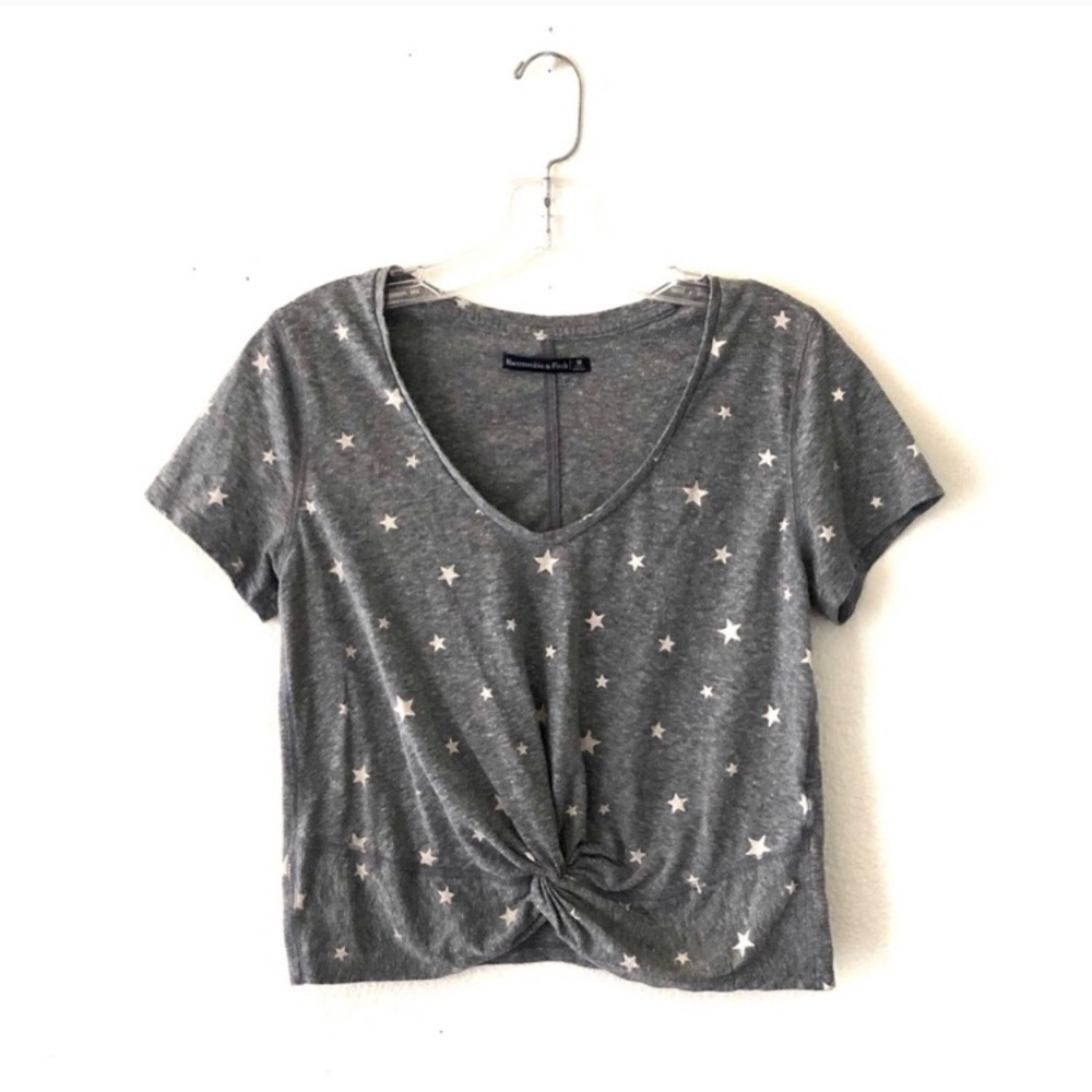 Grey cropped twist front star pattern tee 🌟